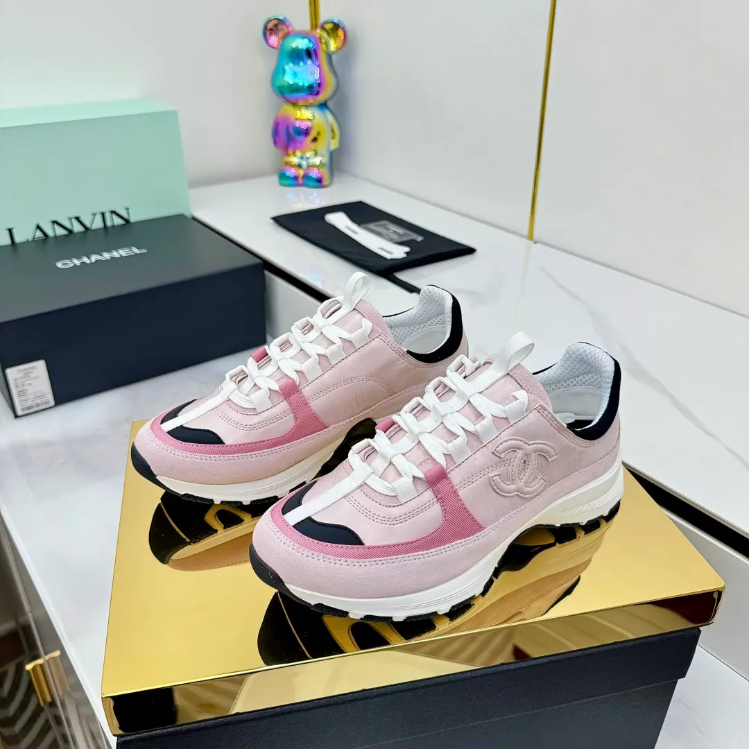 👟👟Ex-factory price 600👟👟High quality! ! ! CHANEL Chanel 25A latest thick-soled casual sports shoes. The counter is synchronized. The counter is very popular. It is a shoe that is very difficult to buy. The most popular thick-soled casual shoes on the Internet. As you can imagine, the most popular thick-soled casual shoes can not be missed. It has both good looks and comfort. Simple and versatile. The thick sole increases the height and is super versatile. Whoever wears it will look better. Upper: cowhide stitching. Lining: breathable mesh. Outsole: TPU original outsole. Size: 35-41 👉